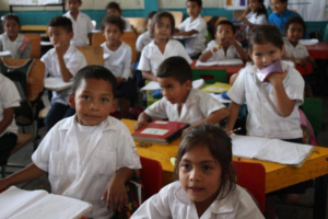 El Salvador Corrige, Juárez Confunde.